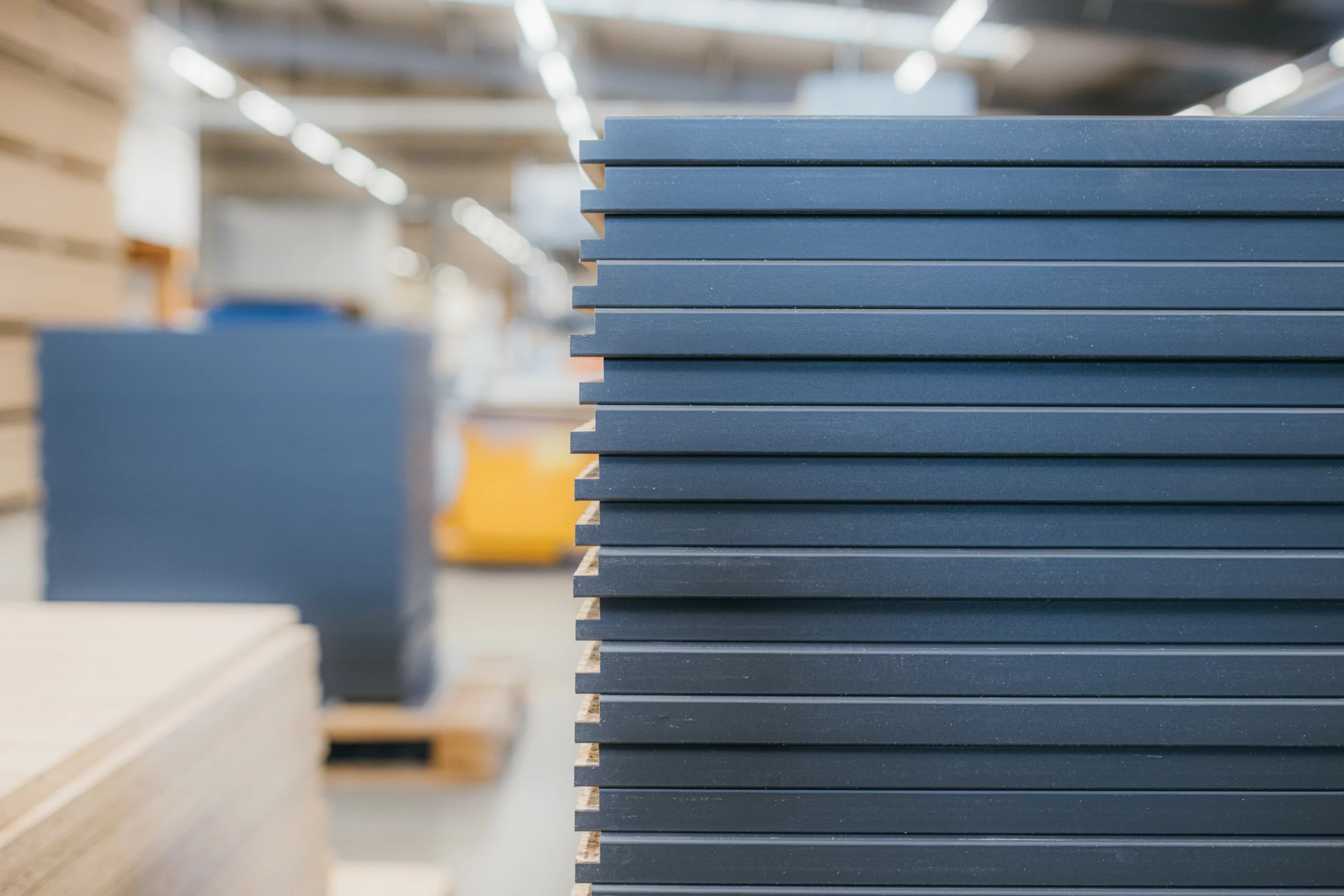 Stappel an Wandpannelen bereit für den Verbau